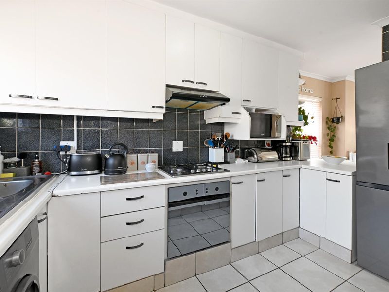 Delightful well loved 2 Bed Duplex in secure complex. - Photo 9