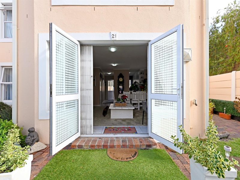 Delightful well loved 2 Bed Duplex in secure complex. - Photo 2