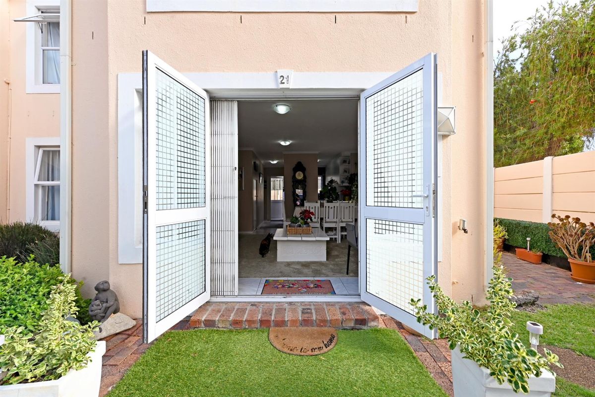 Delightful well loved 2 Bed Duplex in secure complex. - Photo 2