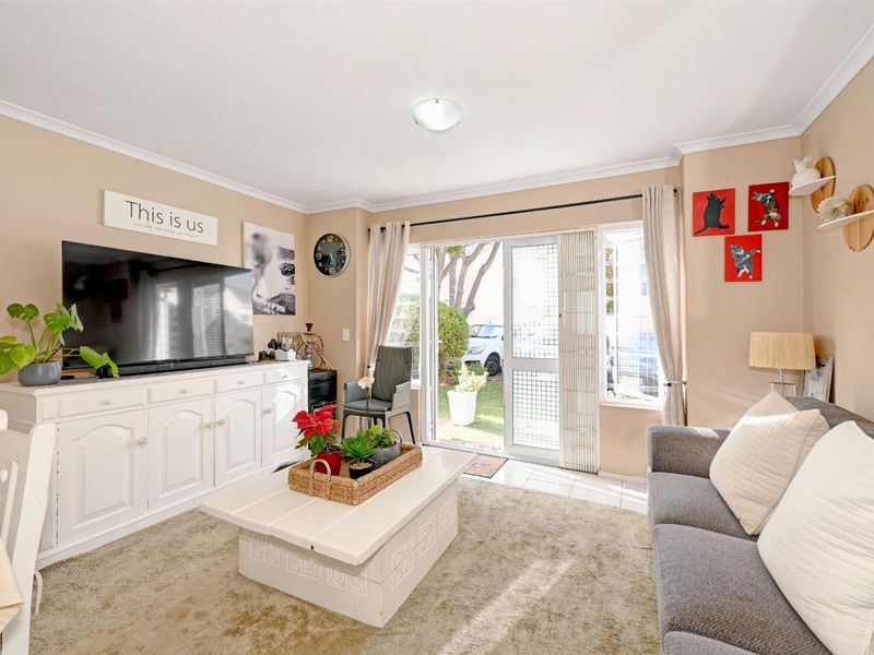 Delightful well loved 2 Bed Duplex in secure complex. - Photo 3