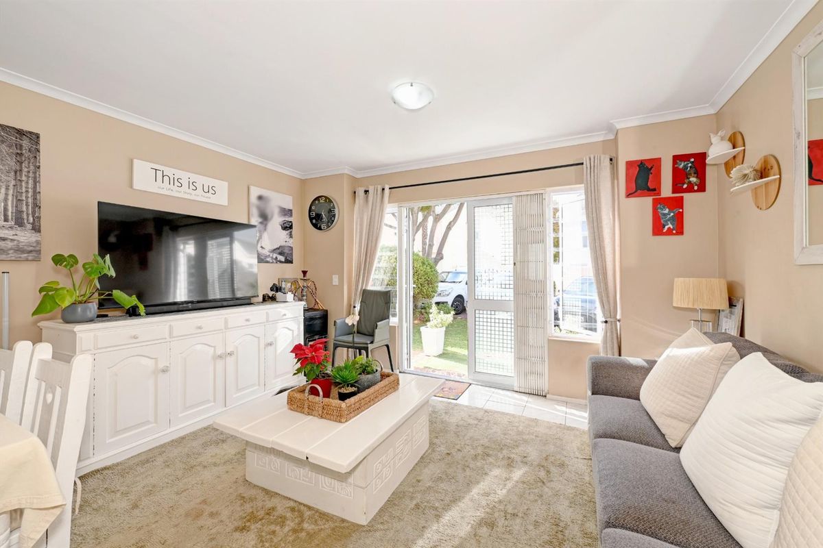 Delightful well loved 2 Bed Duplex in secure complex. - Photo 3