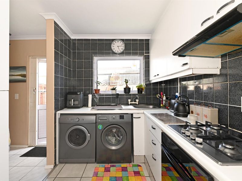 Delightful well loved 2 Bed Duplex in secure complex. - Photo 7