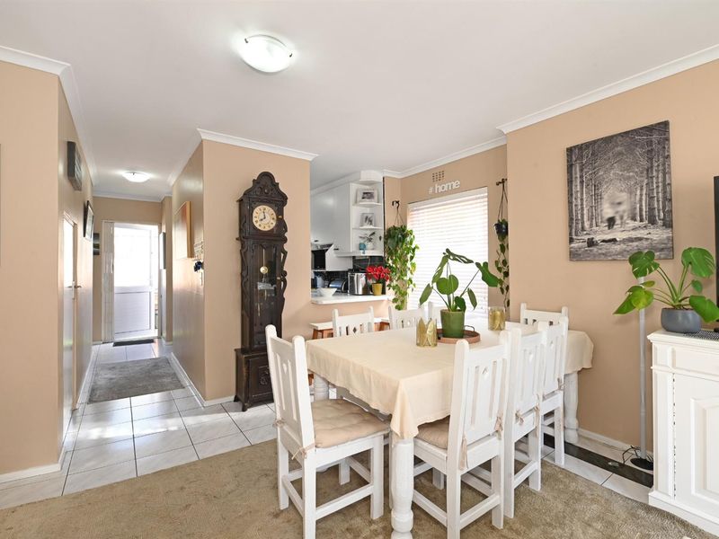 Delightful well loved 2 Bed Duplex in secure complex. - Photo 5