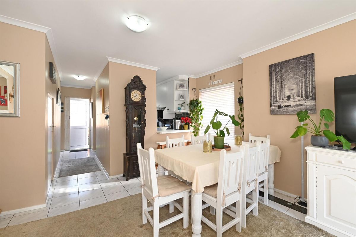 Delightful well loved 2 Bed Duplex in secure complex. - Photo 5