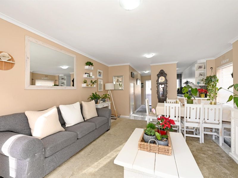 Delightful well loved 2 Bed Duplex in secure complex. - Photo 6