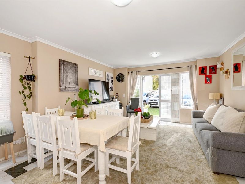 Delightful well loved 2 Bed Duplex in secure complex. - Photo 4