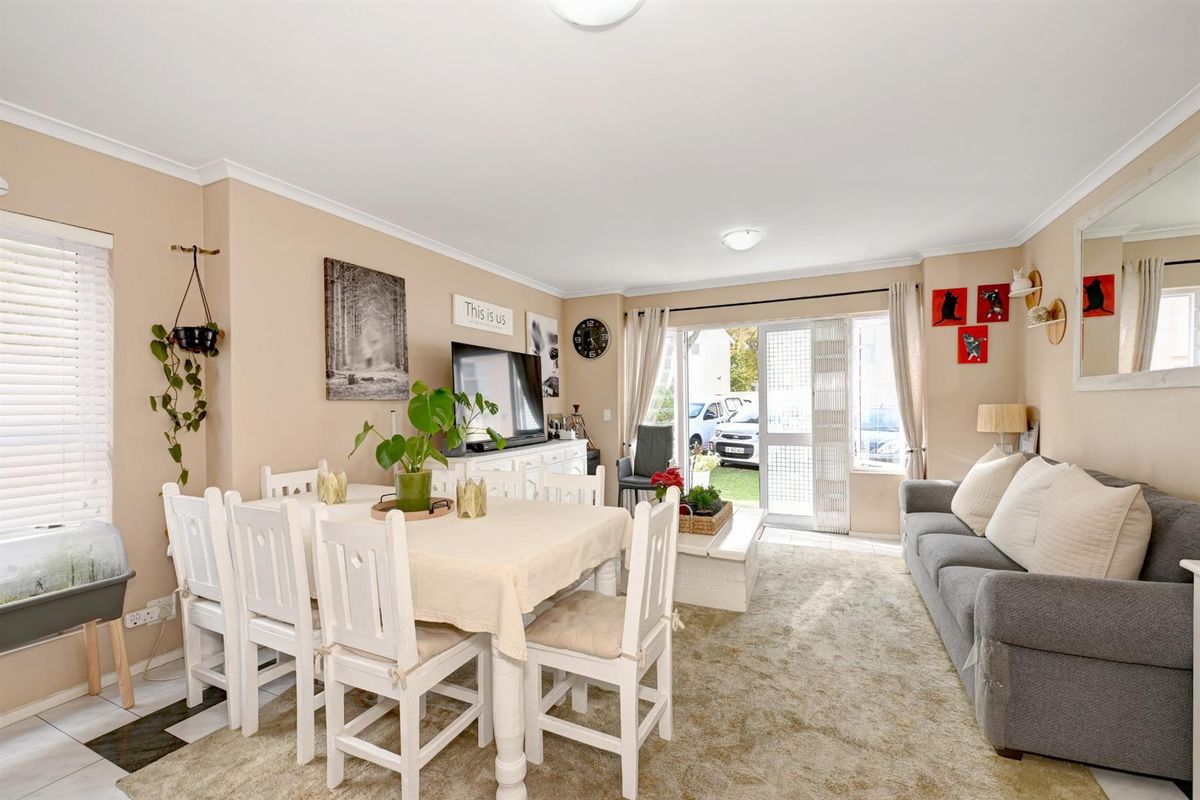 Delightful well loved 2 Bed Duplex in secure complex. - Photo 4