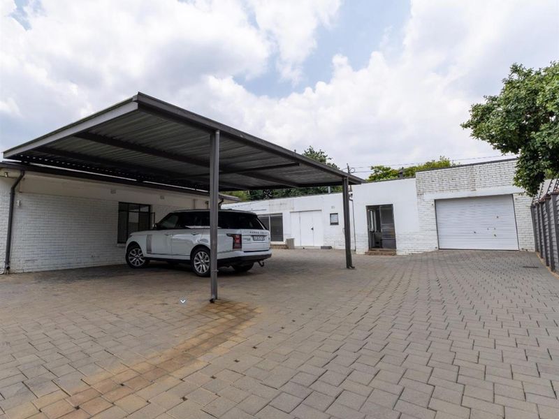 Versatile Home with Boardroom, Borehole and Extensive Parking: (Live and Work) - Photo 3