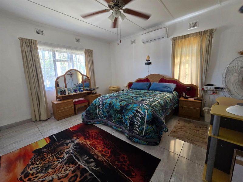 Very neat home with pool, bar and sauna and back-up electricity in the heart of Arboretum - Photo 8