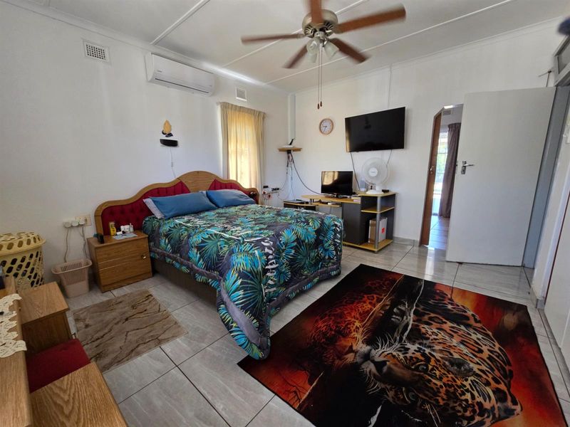 Very neat home with pool, bar and sauna and back-up electricity in the heart of Arboretum - Photo 9