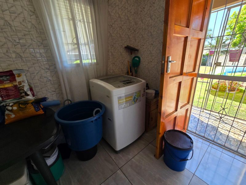 Very neat home with pool, bar and sauna and back-up electricity in the heart of Arboretum - Photo 7