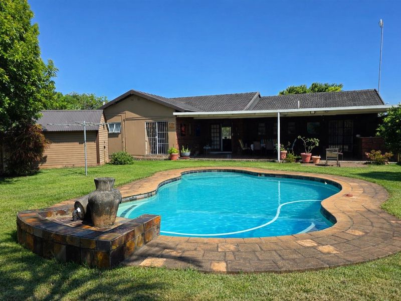 Very neat home with pool, bar and sauna and back-up electricity in the heart of Arboretum - Photo 2