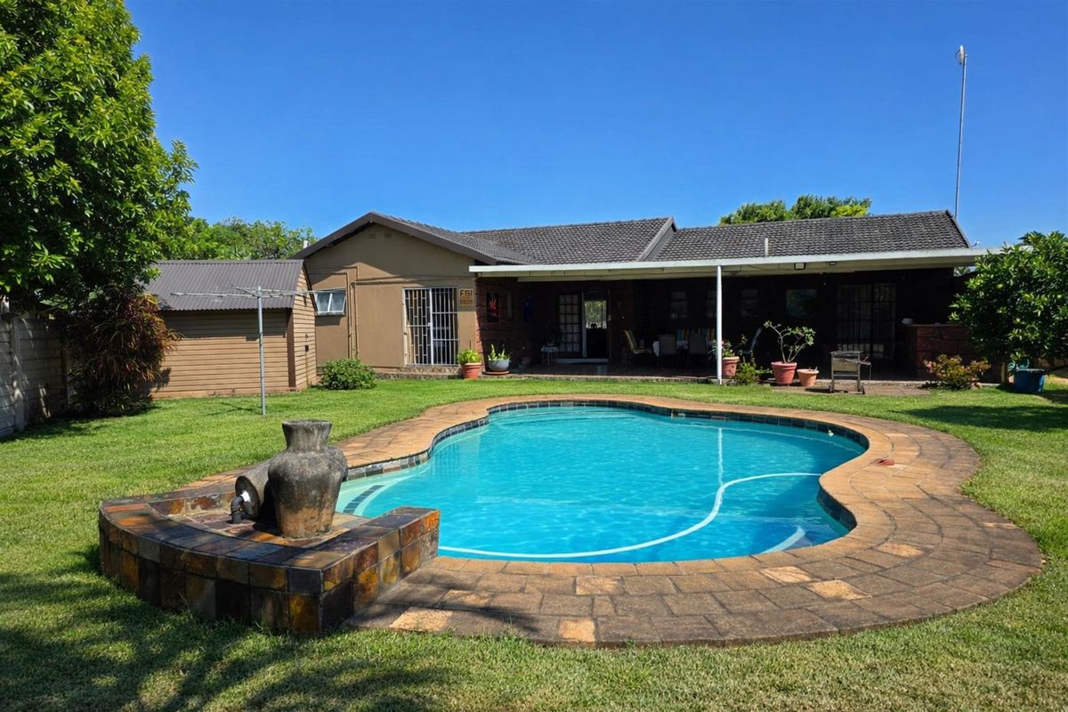 Very neat home with pool, bar and sauna and back-up electricity in the heart of Arboretum - Photo 2