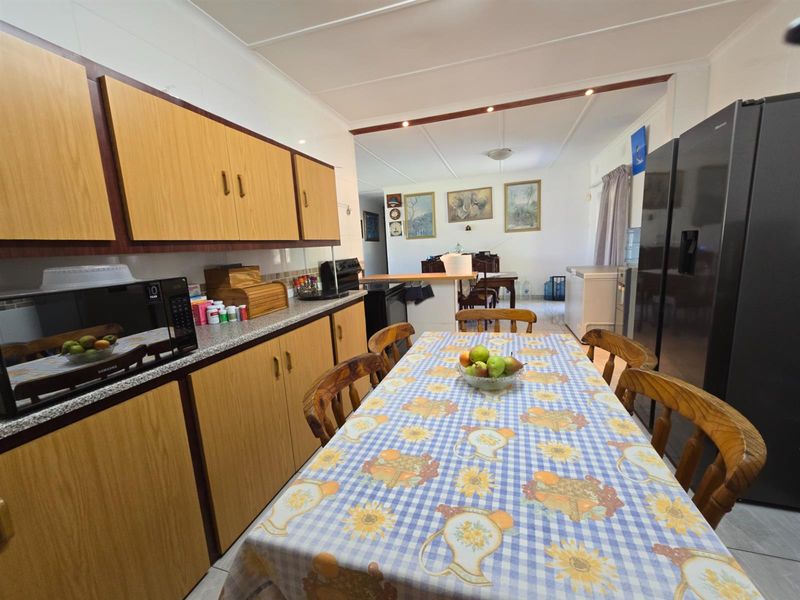 Very neat home with pool, bar and sauna and back-up electricity in the heart of Arboretum - Photo 6