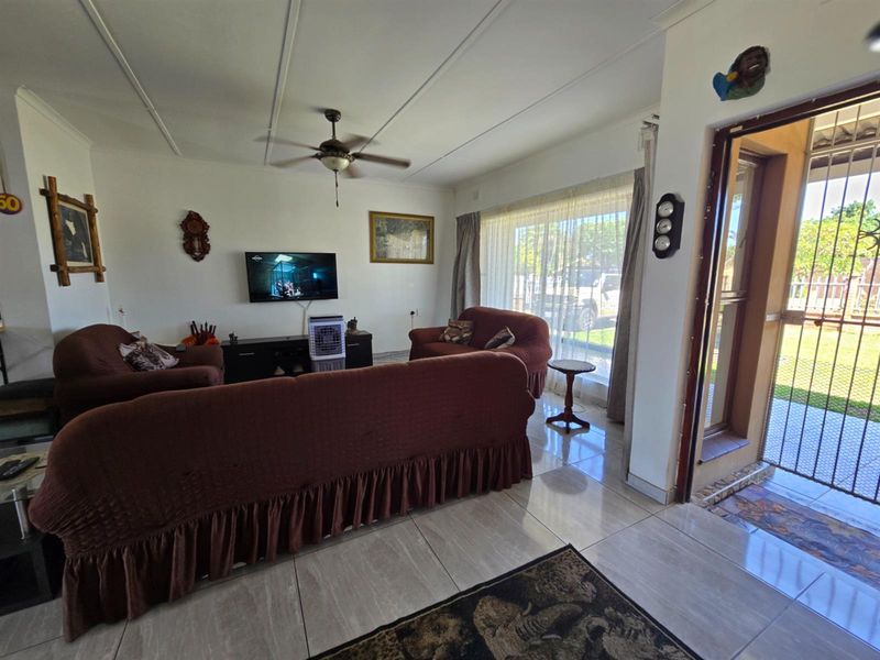 Very neat home with pool, bar and sauna and back-up electricity in the heart of Arboretum - Photo 3