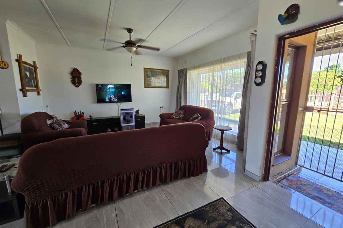 Very neat home with pool, bar and sauna and back-up electricity in the heart of Arboretum - Photo 3