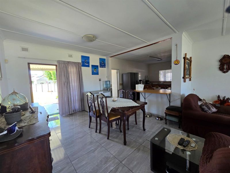 Very neat home with pool, bar and sauna and back-up electricity in the heart of Arboretum - Photo 4