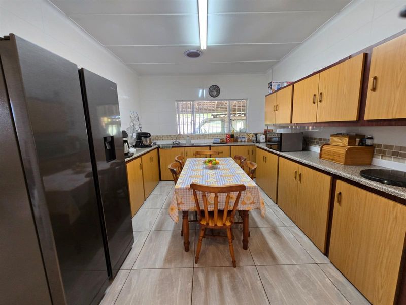 Very neat home with pool, bar and sauna and back-up electricity in the heart of Arboretum - Photo 5