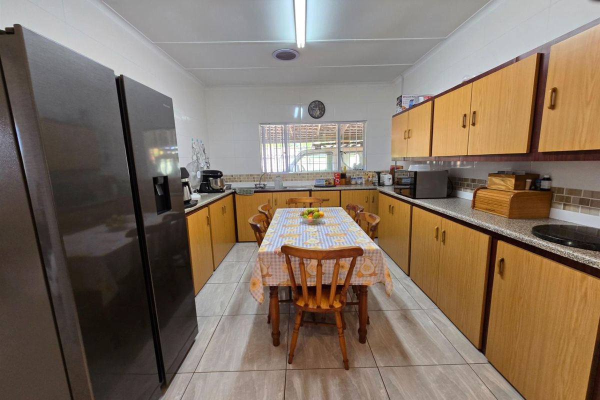 Very neat home with pool, bar and sauna and back-up electricity in the heart of Arboretum - Photo 5