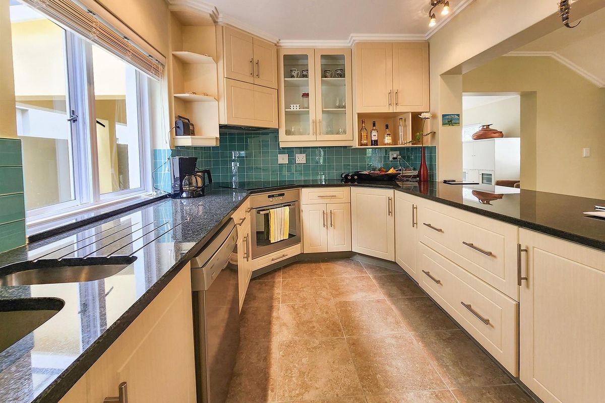 3 Bedroom house on Thesen Island, near water, well located. - Photo 4