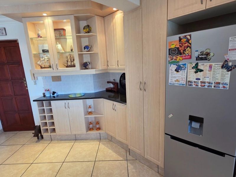 Spectacular Spacious 3 bedroom, two bathroom Beachfront Apartment on the Uvongo Beachfront - Photo 10