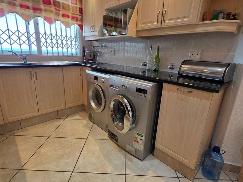 Spectacular Spacious 3 bedroom, two bathroom Beachfront Apartment on the Uvongo Beachfront - Photo 9