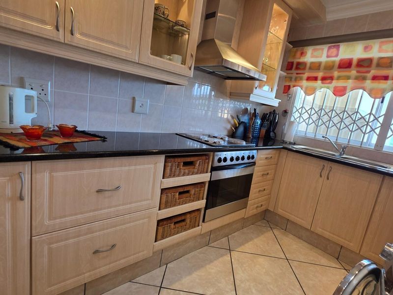 Spectacular Spacious 3 bedroom, two bathroom Beachfront Apartment on the Uvongo Beachfront - Photo 8