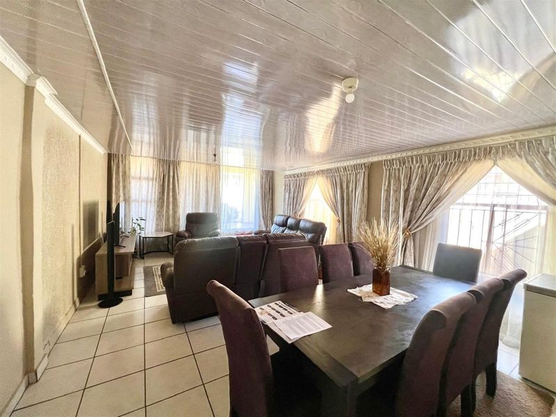 Spacious 4 Bedroom House for Sale - Photo 10