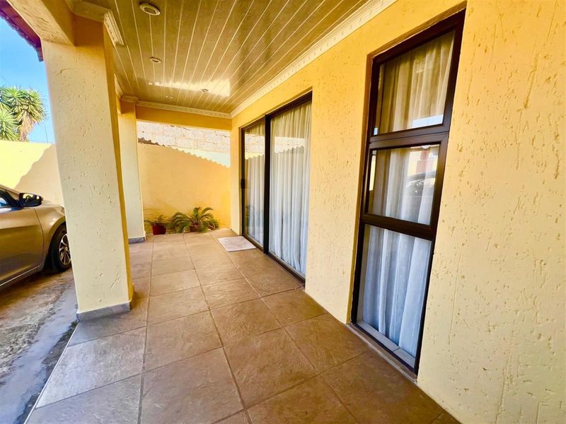 Spacious 4 Bedroom House for Sale - Photo 2