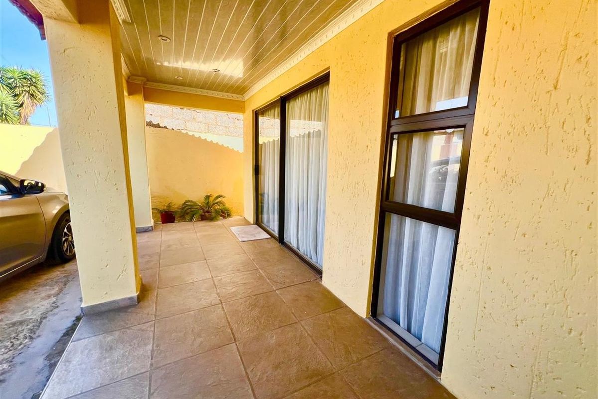 Spacious 4 Bedroom House for Sale - Photo 2