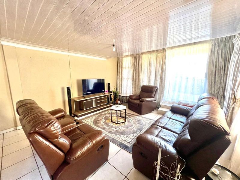 Spacious 4 Bedroom House for Sale - Photo 6