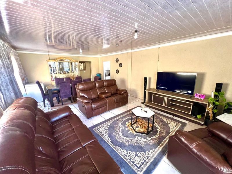 Spacious 4 Bedroom House for Sale - Photo 7