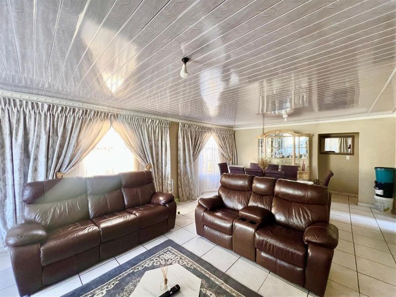 Spacious 4 Bedroom House for Sale - Photo 9