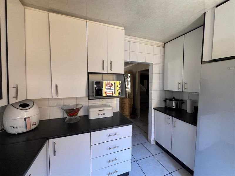 Spacious 4 Bedroom House for Sale - Photo 3