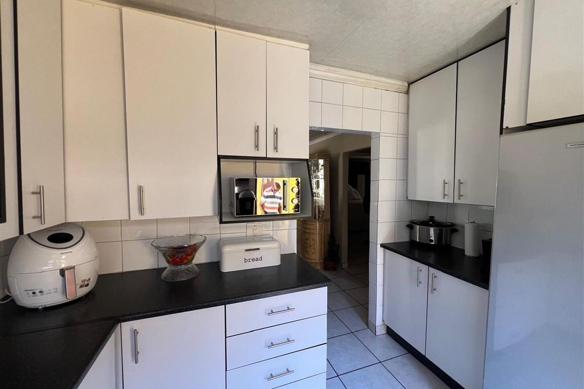 Spacious 4 Bedroom House for Sale - Photo 3