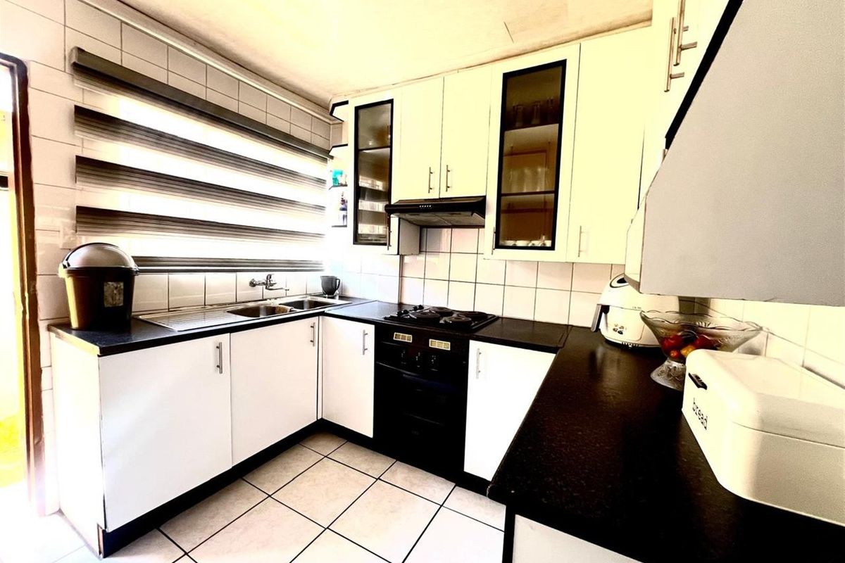 Spacious 4 Bedroom House for Sale - Photo 4