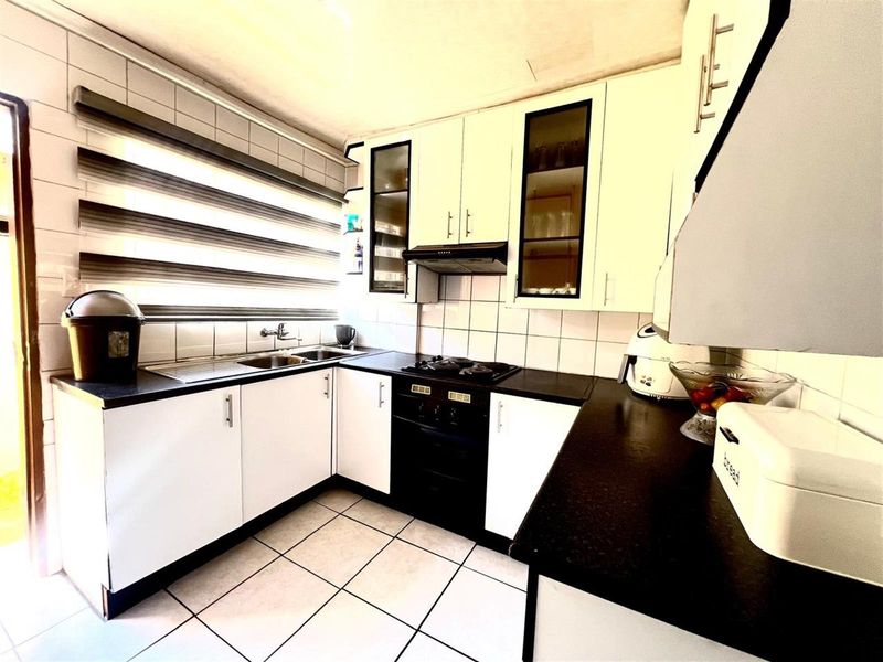 Spacious 4 Bedroom House for Sale - Photo 4