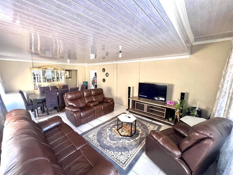 Spacious 4 Bedroom House for Sale - Photo 8