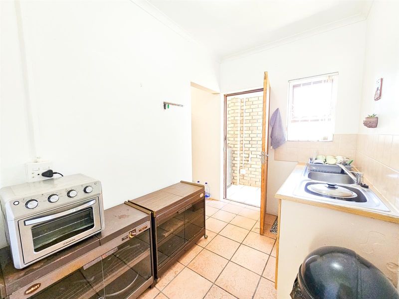 3 Bedroom House with 1-Bedroom Flat for Sale in Wavecrest - Investment Opportunity | R1,740,000 - Photo 10