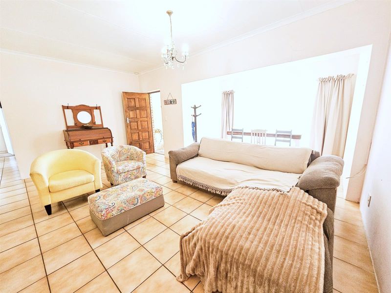 3 Bedroom House with 1-Bedroom Flat for Sale in Wavecrest - Investment Opportunity | R1,740,000 - Photo 4