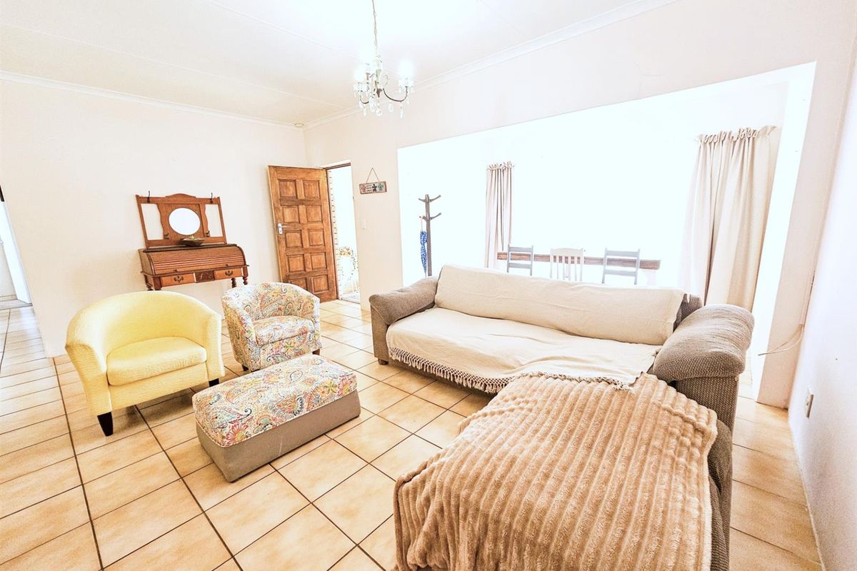 3 Bedroom House with 1-Bedroom Flat for Sale in Wavecrest - Investment Opportunity | R1,740,000 - Photo 4