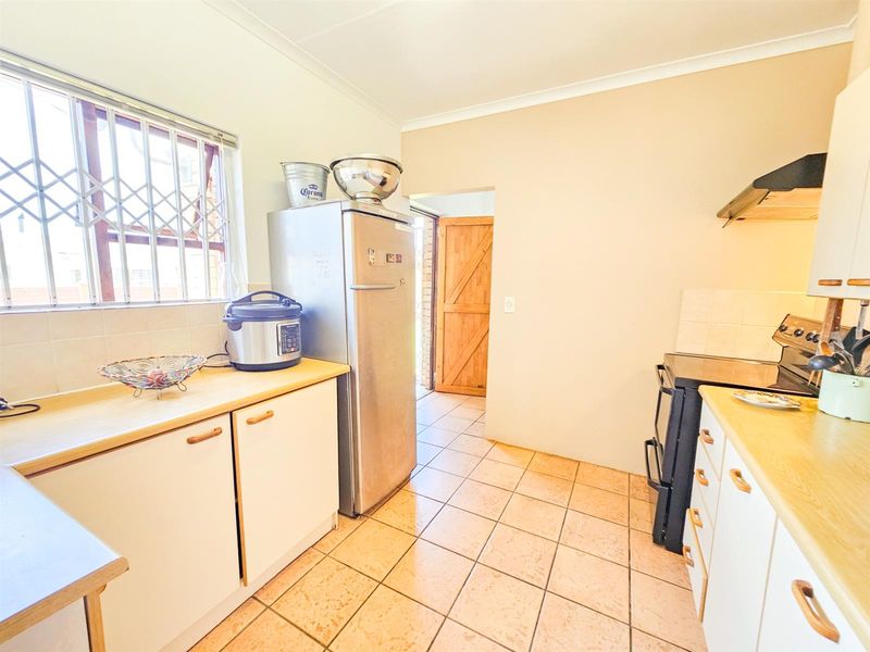 3 Bedroom House with 1-Bedroom Flat for Sale in Wavecrest - Investment Opportunity | R1,740,000 - Photo 9