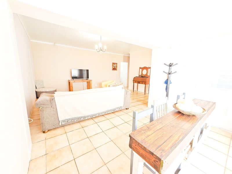 3 Bedroom House with 1-Bedroom Flat for Sale in Wavecrest - Investment Opportunity | R1,740,000 - Photo 7