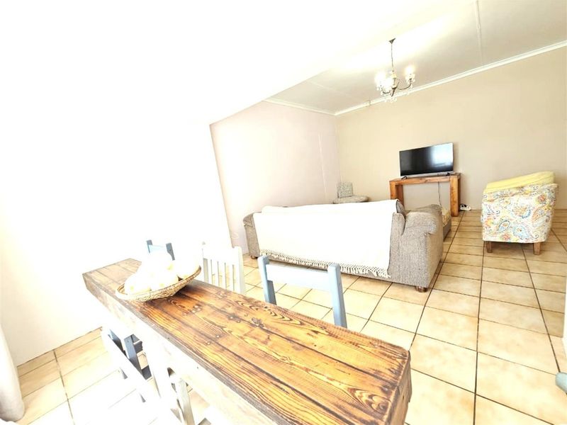 3 Bedroom House with 1-Bedroom Flat for Sale in Wavecrest - Investment Opportunity | R1,740,000 - Photo 6