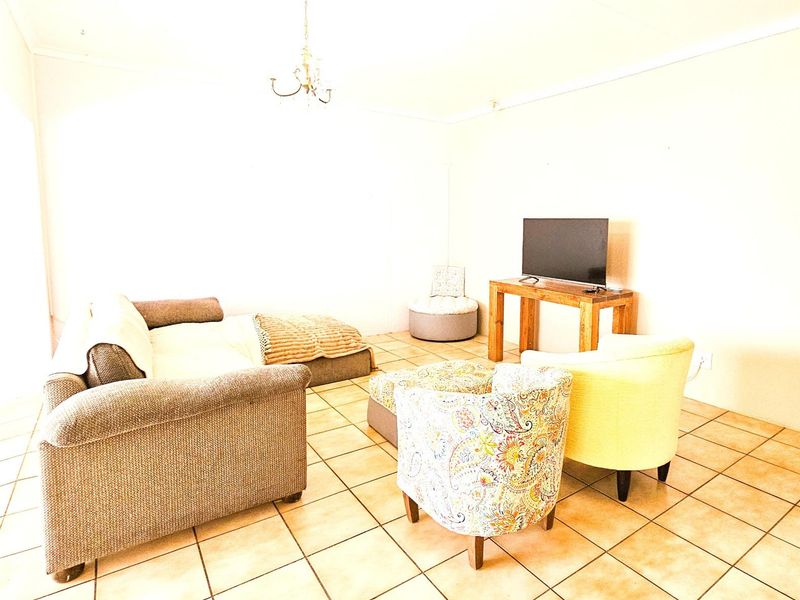 3 Bedroom House with 1-Bedroom Flat for Sale in Wavecrest - Investment Opportunity | R1,740,000 - Photo 5