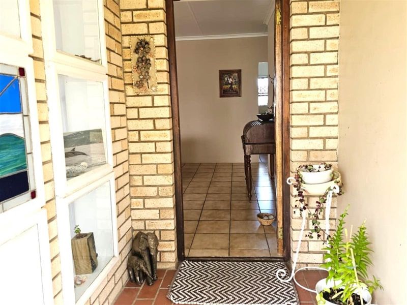 3 Bedroom House with 1-Bedroom Flat for Sale in Wavecrest - Investment Opportunity | R1,740,000 - Photo 3