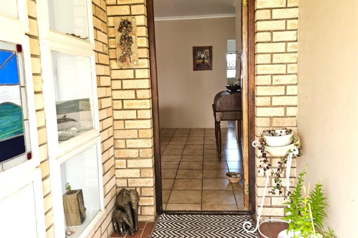 3 Bedroom House with 1-Bedroom Flat for Sale in Wavecrest - Investment Opportunity | R1,740,000 - Photo 3
