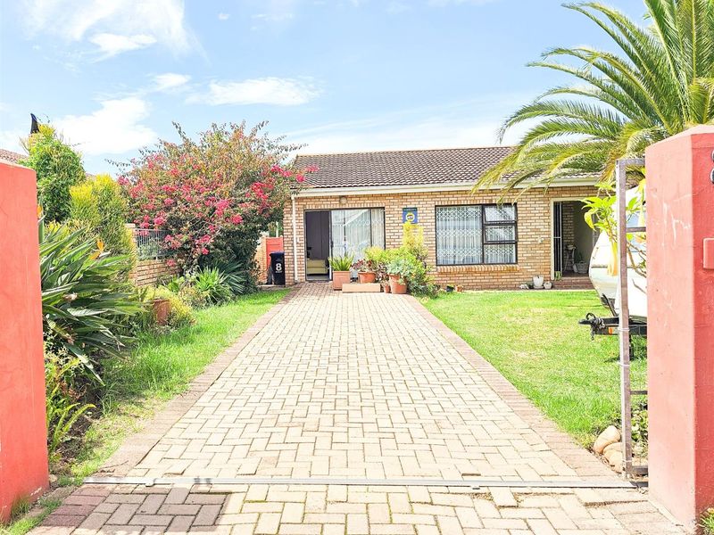 3 Bedroom House with 1-Bedroom Flat for Sale in Wavecrest - Investment Opportunity | R1,740,000 - Photo 2
