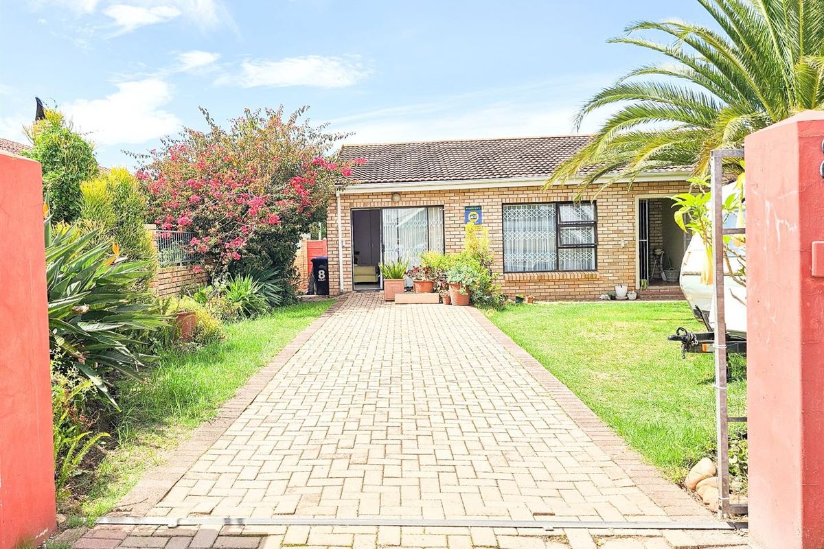 3 Bedroom House with 1-Bedroom Flat for Sale in Wavecrest - Investment Opportunity | R1,740,000 - Photo 2