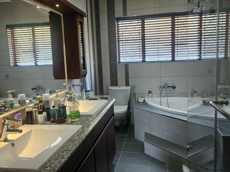 Stylish Four-Bedroom Coastal Home Close to Ballito’s Beaches and Amenities - Photo 10